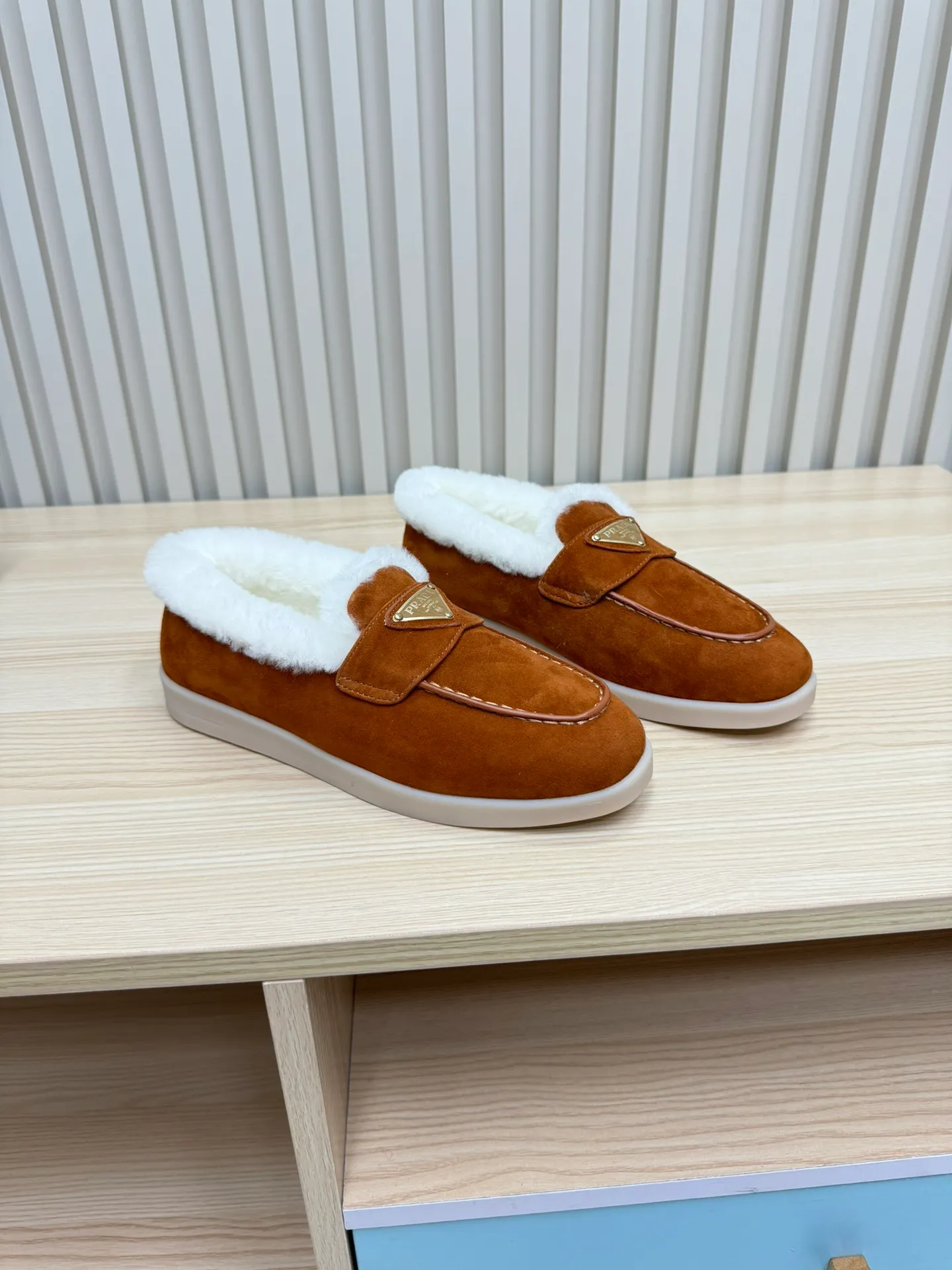 p580 Prada couple loafers｜Winter warmth and good looks at the same time online❄️👫 This is the C position of the shoe cabinet this autumn and winter! Prada's new couple's loafers are high-end yet still stylish~ ✨Imported frosted cowhide fabric, exquisite texture and high-end at first glance 🐑Australian imported sheepskin fur integrated lining, maximum warmth retention! It is also super warm to wear in winter in the north. 🔺The classic triangle logo embellishes the upper, which is simple and elegant, with perfect recognition. 💯Original TPU absorbent film outsole, non-slip, wear-resistant and durable. A must-have item for couples to go out on the street! The upper foot instantly enhances the overall outfit level, whether it is paired with a coat or a down jacket, it looks great ~ #Prada Loafers #coupleshoesrecommend #wintermusthaveshoes #luxurywear Outfit Fabric: Imported two-layer frosted cowhide Lining: Sheepskin imported from Australia One piece Outsole: Original Tpu absorbent film outsole Female size: 35~41 (customized in 41) Male size: 39~45 (customized in 45)